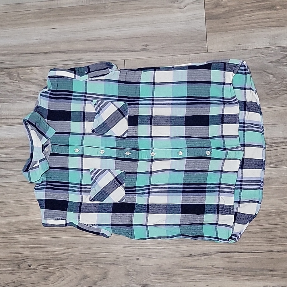 Short sleeve plaid button up
